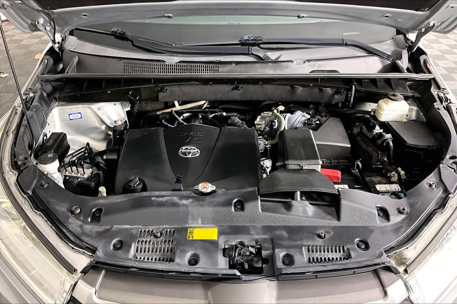 Used 2019 Celestial Silver Metallic Toyota XLE image 31