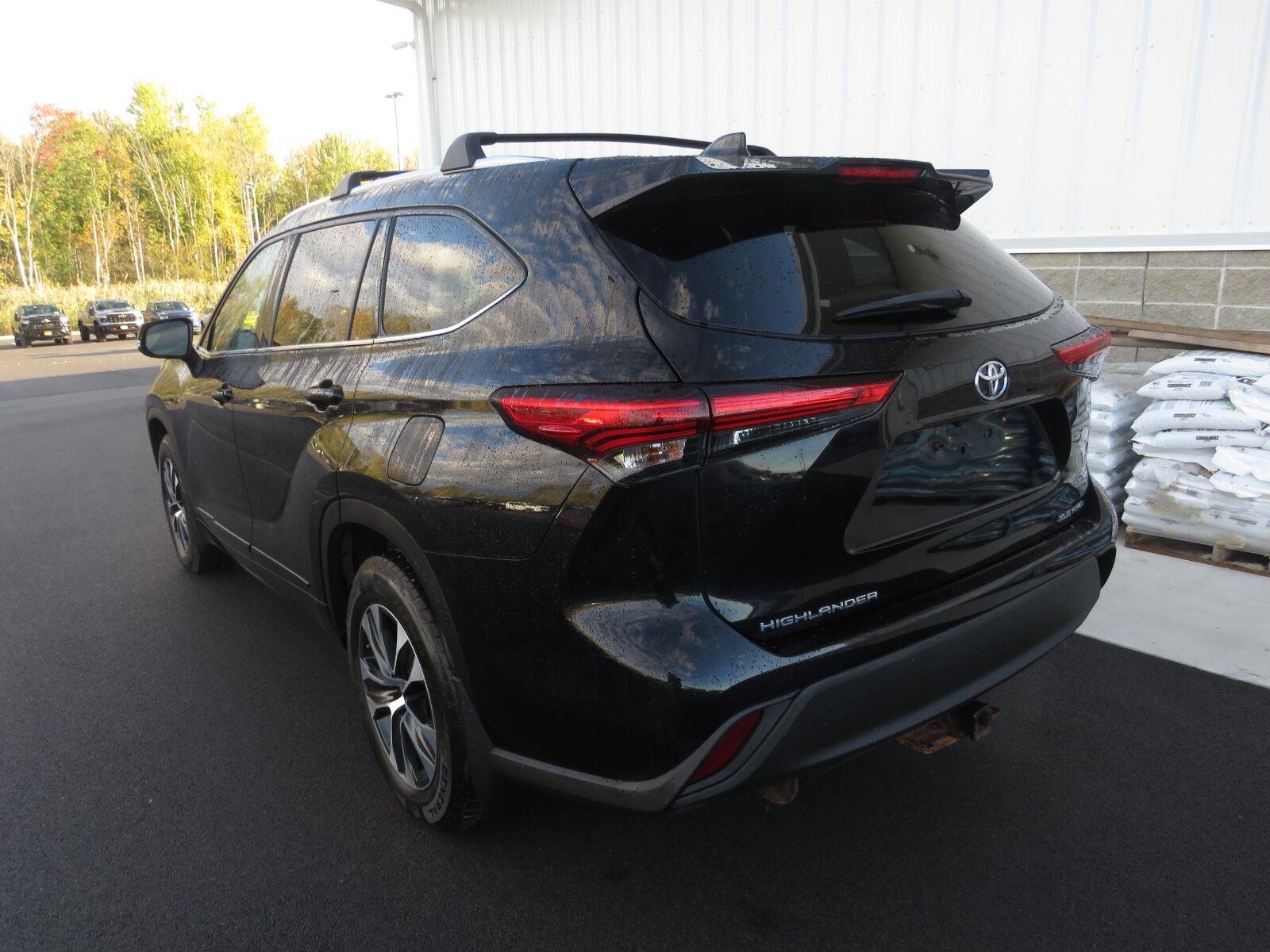 Used 2020 Midnight Black Metallic Toyota XLE image 16
