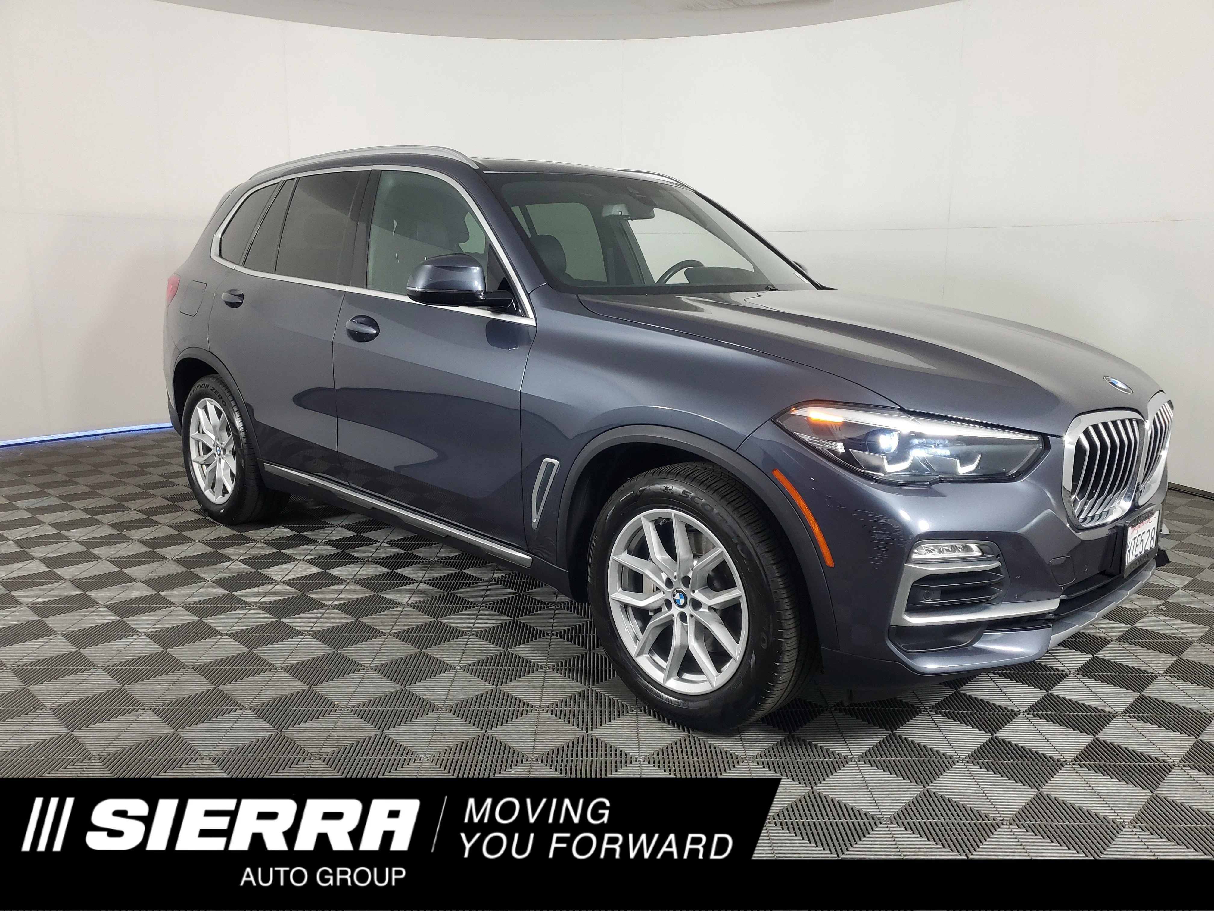 Used 2019 Arctic Gray Metallic BMW xDrive40i image 1