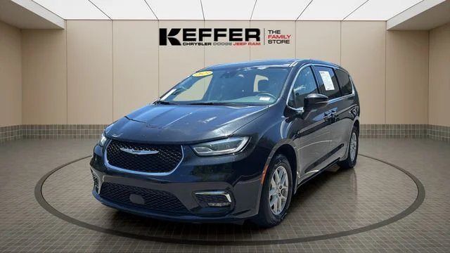 2023 Chrysler Pacifica Touring L's photo