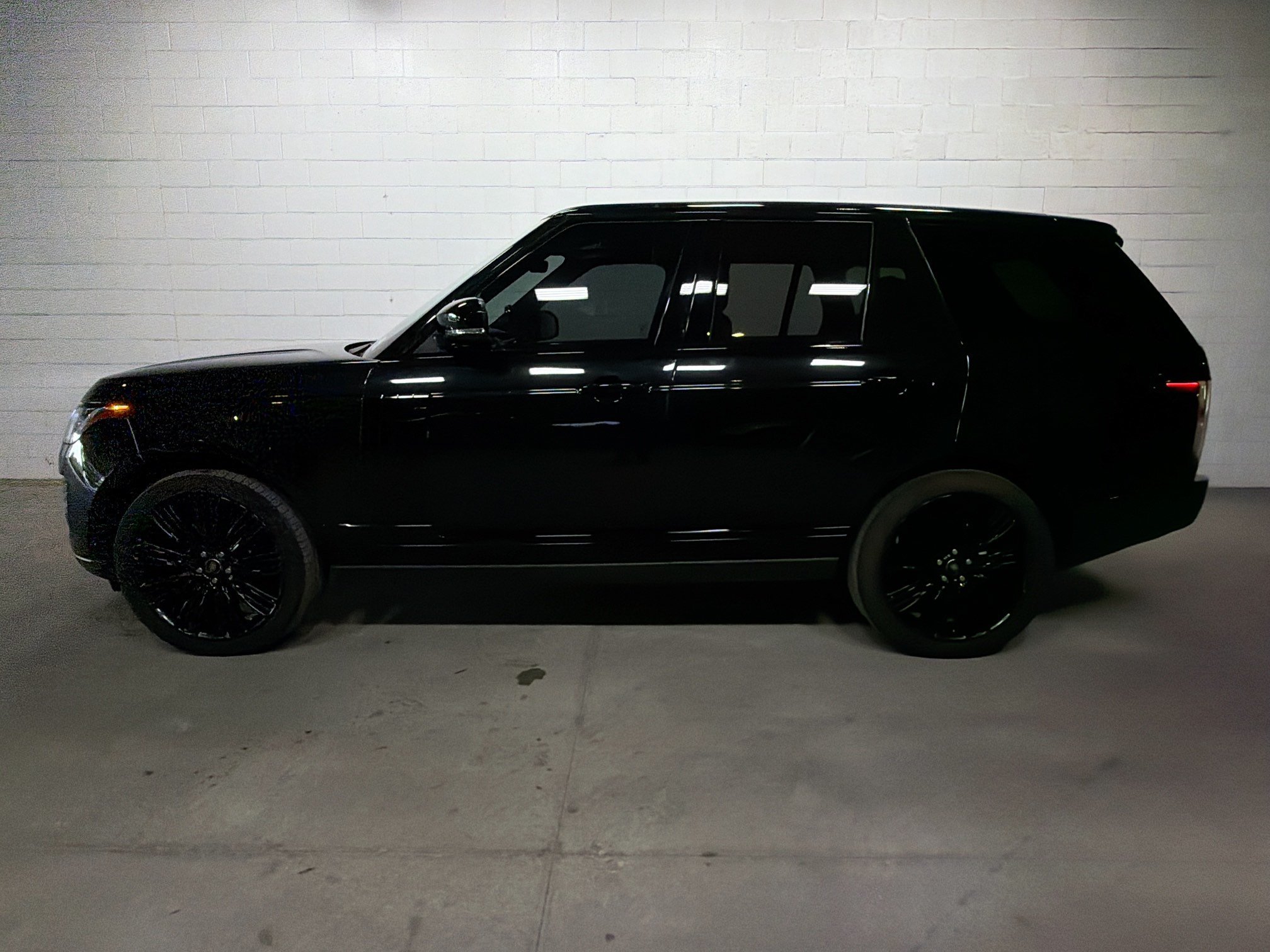 Used 2021 Santorini Black Metallic Land Rover P525 Westminster image 2