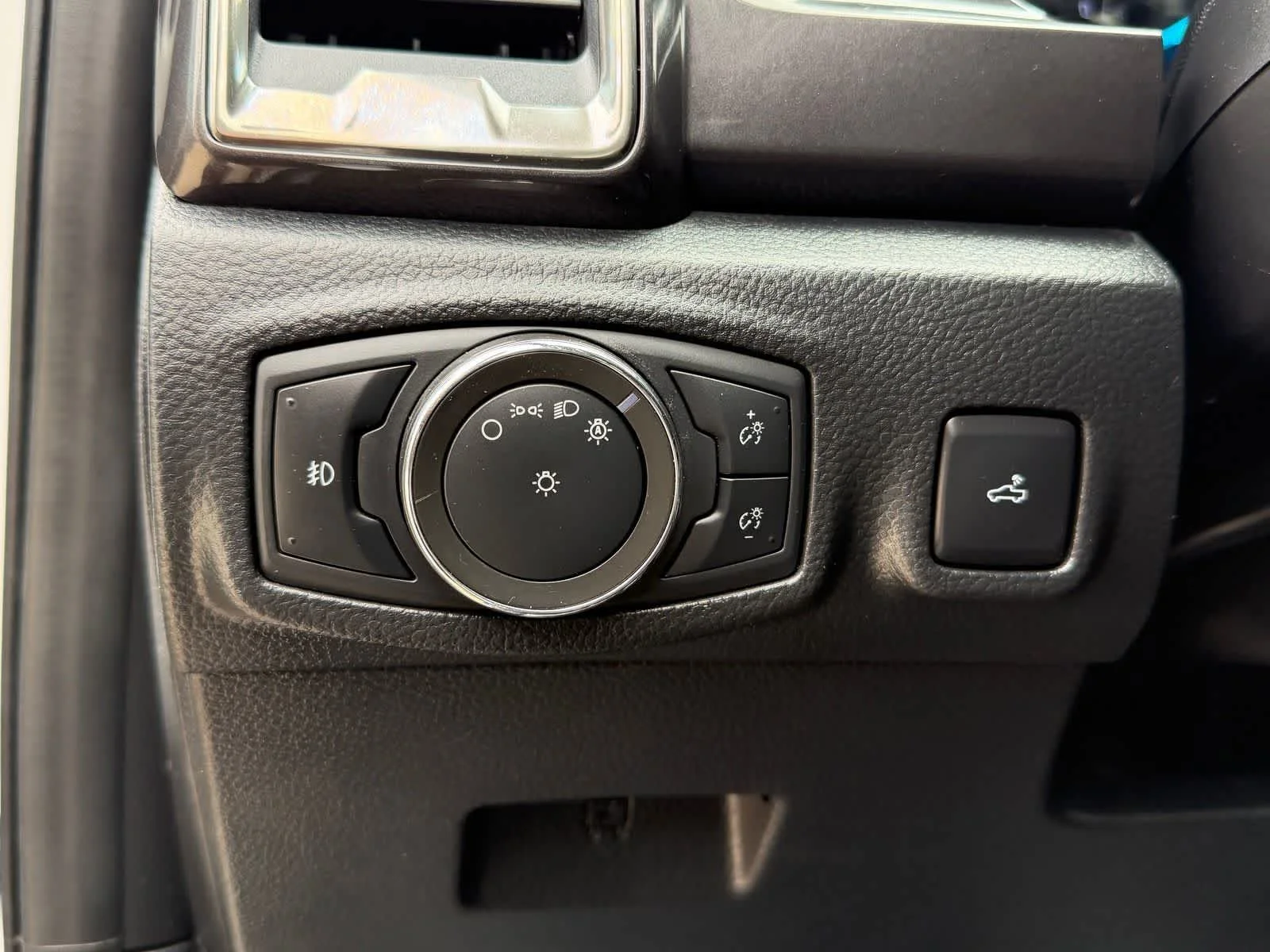 Used 2020 Oxford White Ford LARIAT image 16