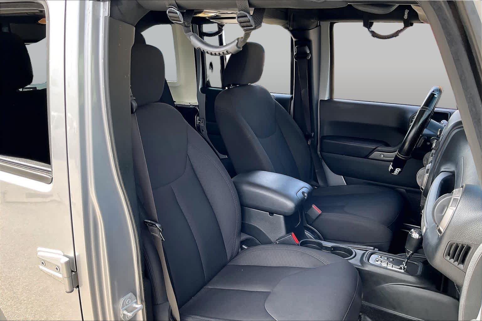 Used 2017 Billet Silver Metallic Clearcoat Jeep Sport image 9