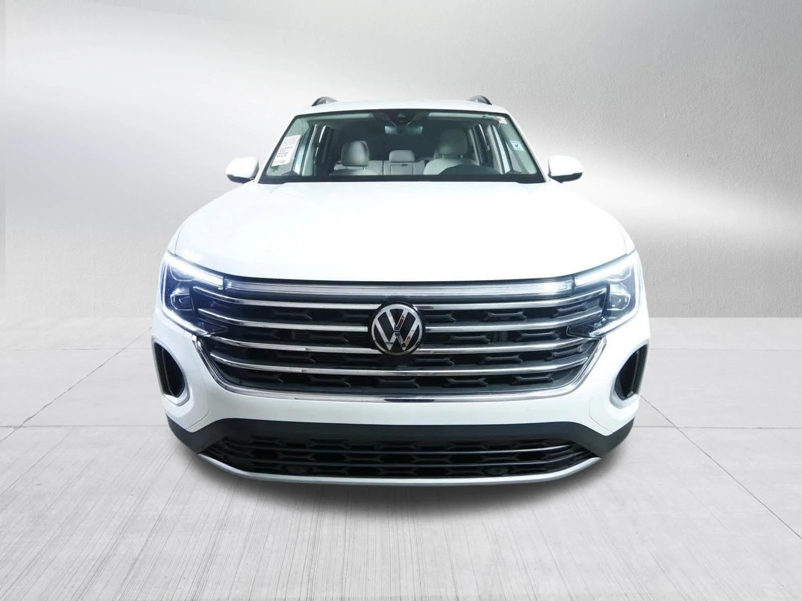 Used 2025  Volkswagen 2.0T SE image 2