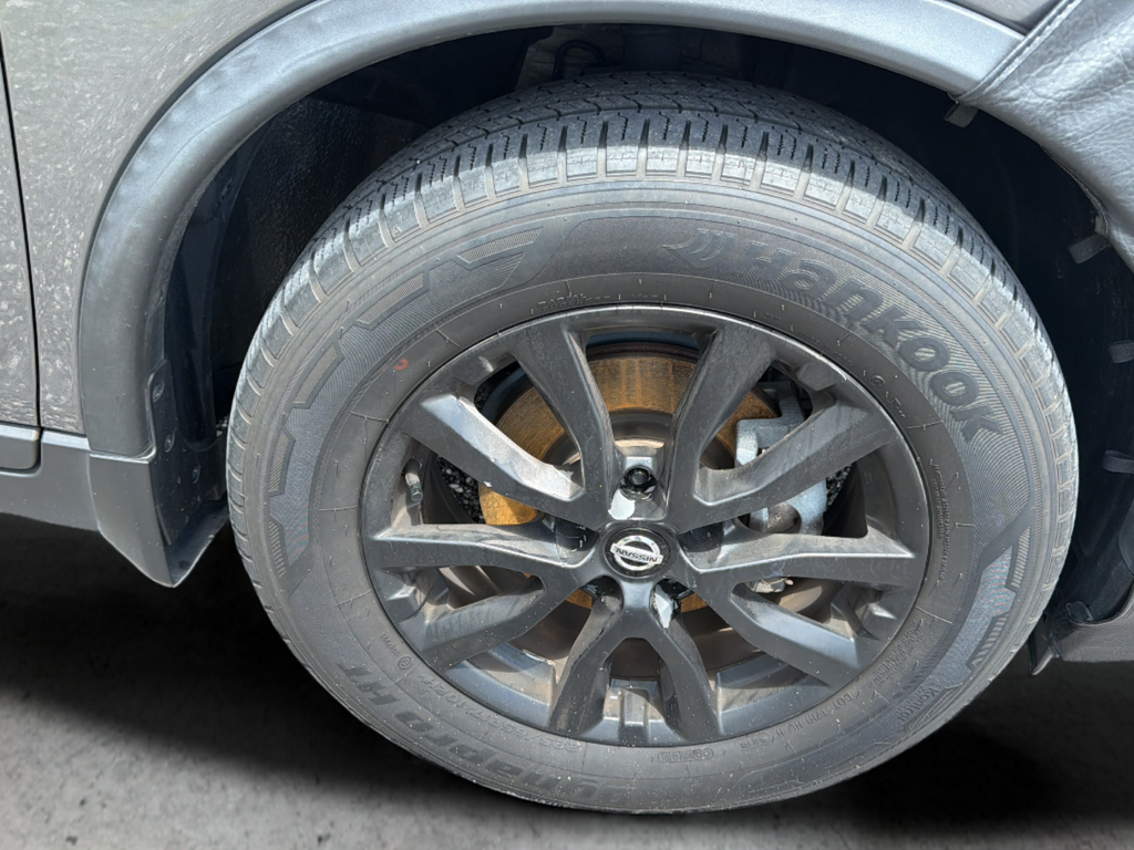 Used 2020 Gray Nissan SV image 27