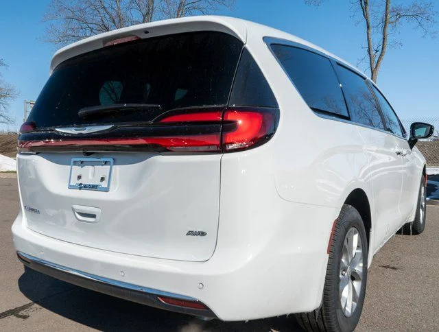 New 2026 Bright White Clear-Coat Exterior Paint Chrysler Select image 5
