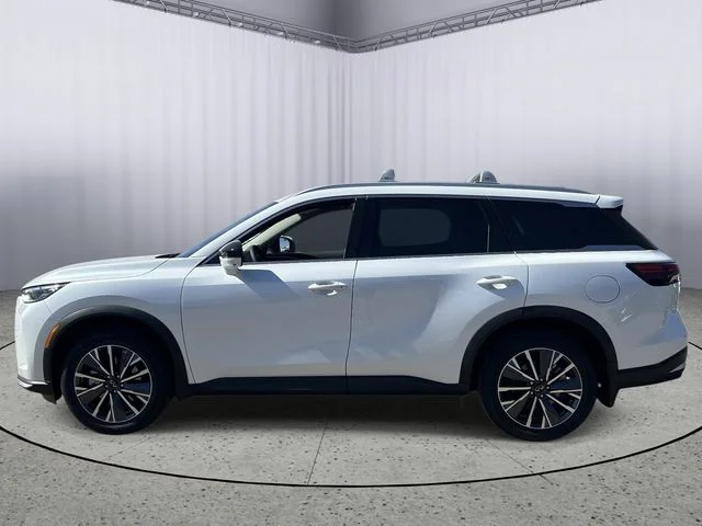 New 2027 RADIANT WHITE INFINITI Luxe FWD image 3