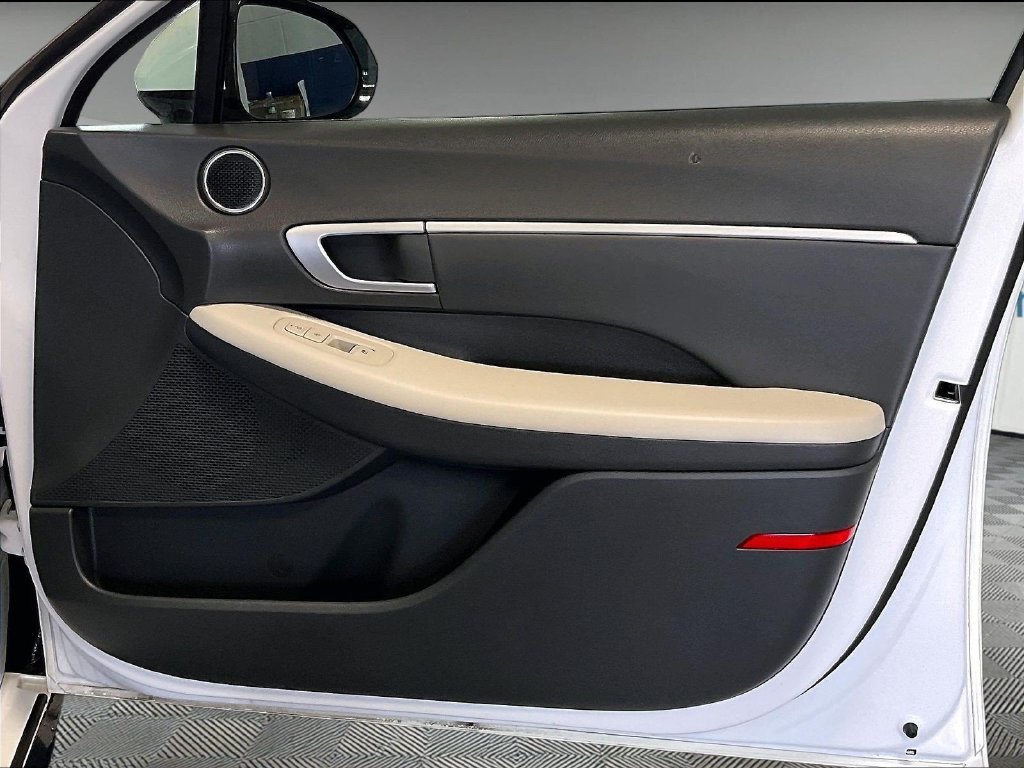 Used 2025 White Hyundai SEL image 12
