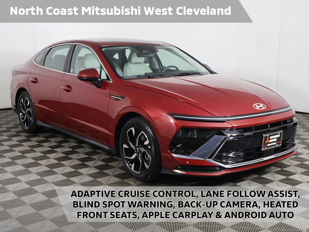 Used 2025 Red Hyundai SEL image 1