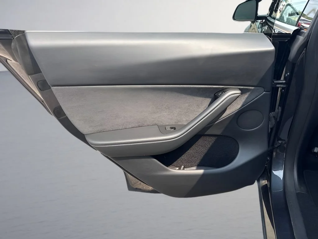 Used 2024  Tesla Long Range image 27