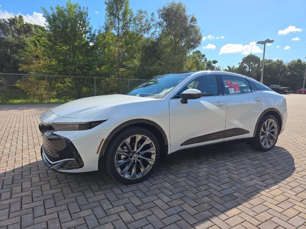 New 2027 Oxygen White <sup>1</sup> Toyota  Limited image 3