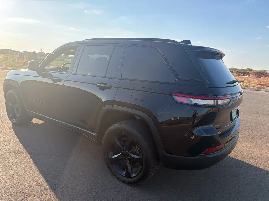 Used 2023 Diamond Black Crystal Pearlcoat Jeep Limited image 6