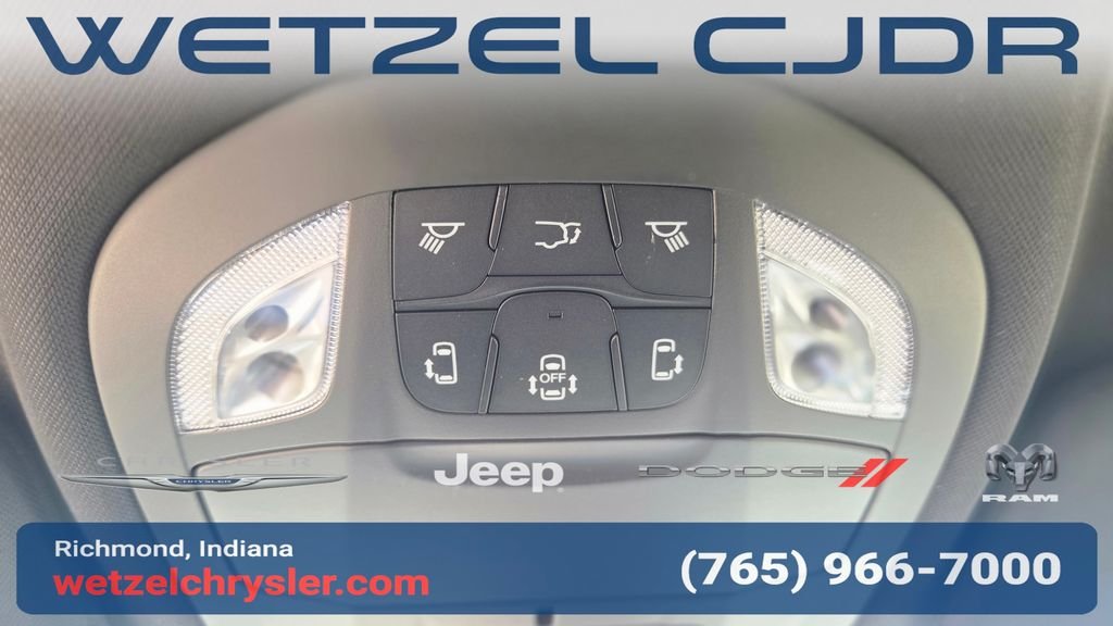 New 2027 Diamond Black Crystal Pearl-Coat Exterior Paint Chrysler Select image 25