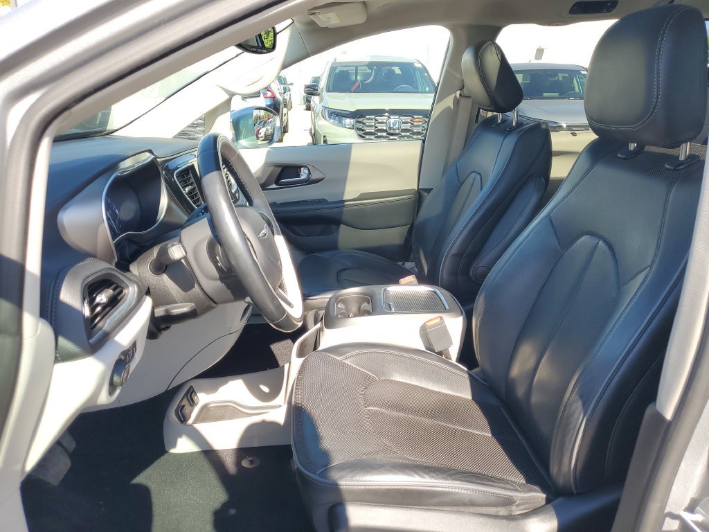 Used 2018 Billet Silver Metallic Chrysler Limited image 10