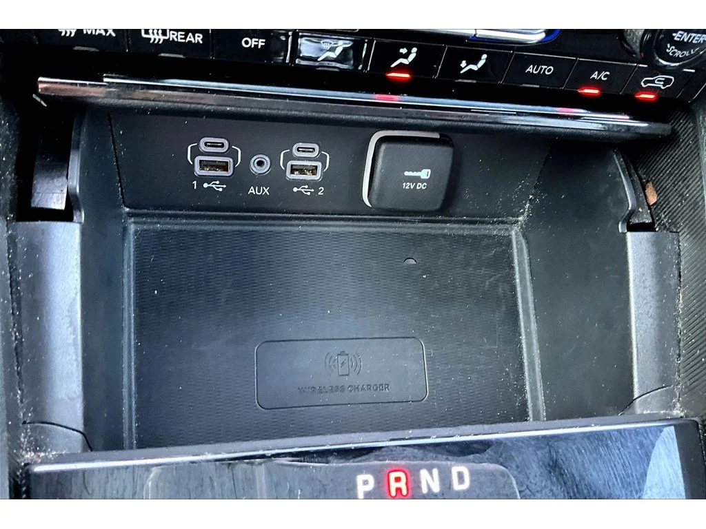 Used 2025  Jeep Altitude image 23