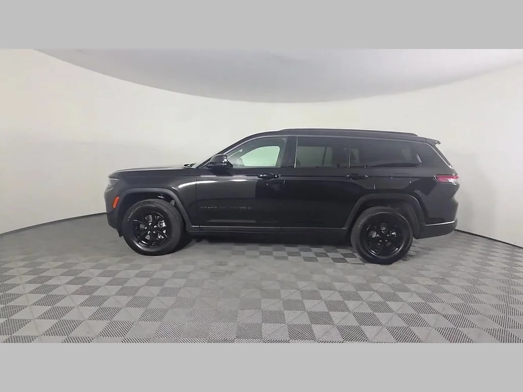 New 2026 Diamond Black Crystal Pearl-Coat Exterior Paint Jeep Laredo Altitude image 35