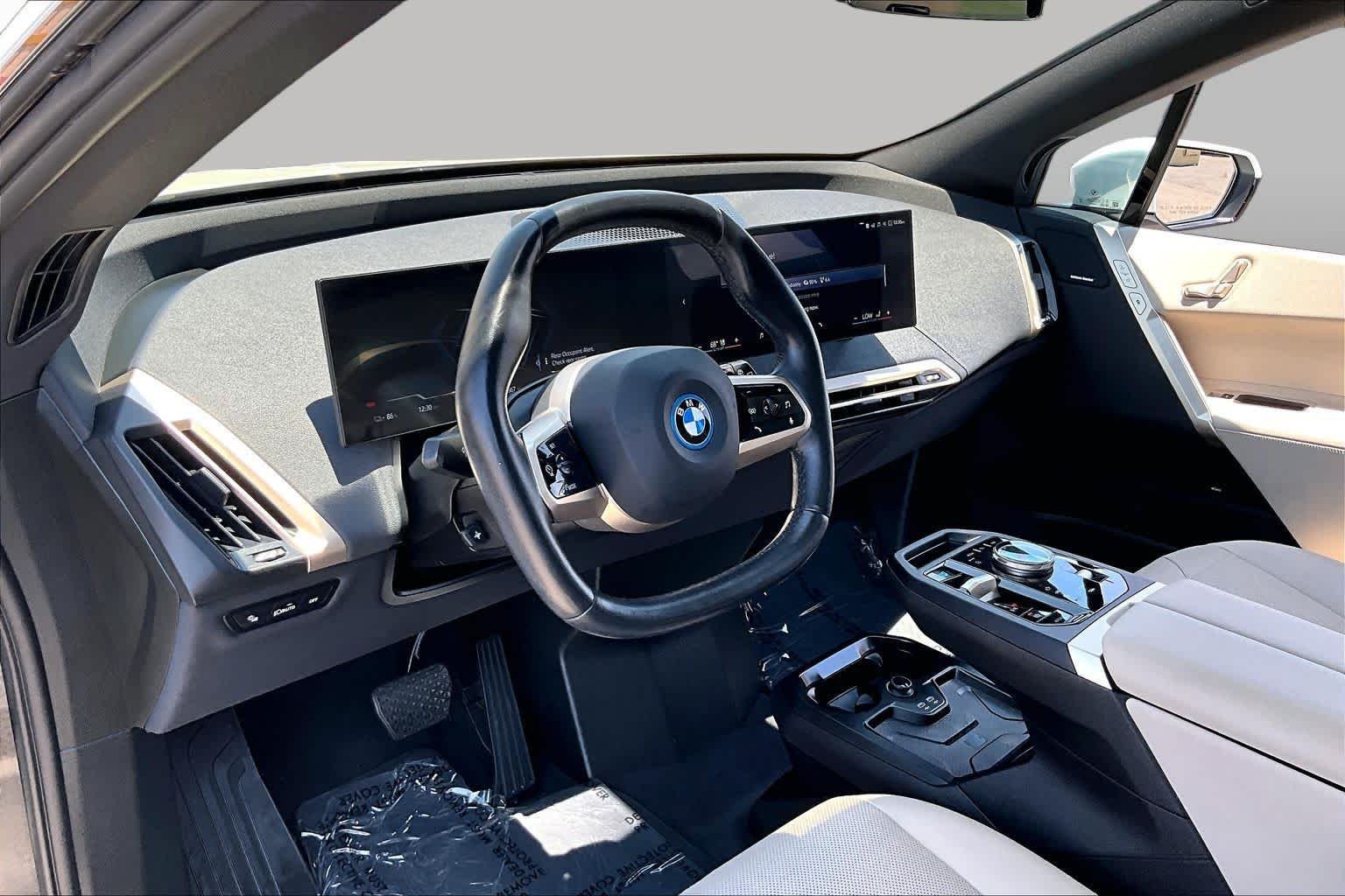 Used 2024 Alpine White BMW xDrive50 image 17