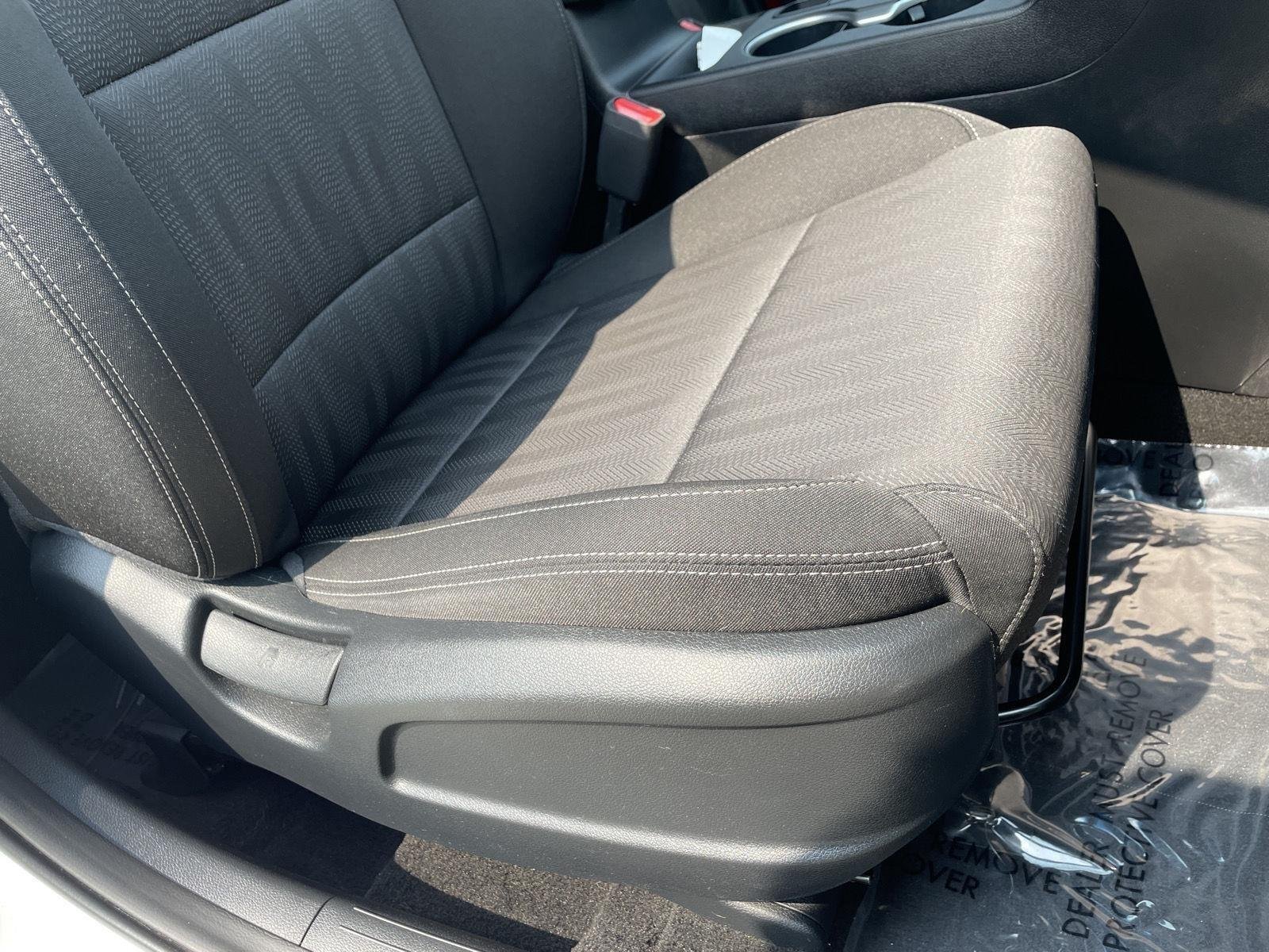 Used 2022 Snow White Pearl Kia LX image 17