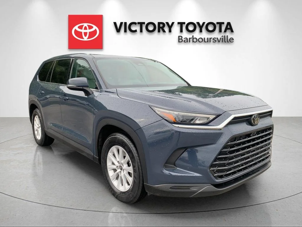 Used 2024 White Toyota XLE image 5