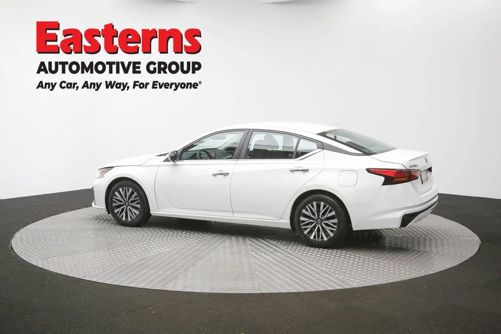 Used 2025 White Nissan 2.5 SV image 63
