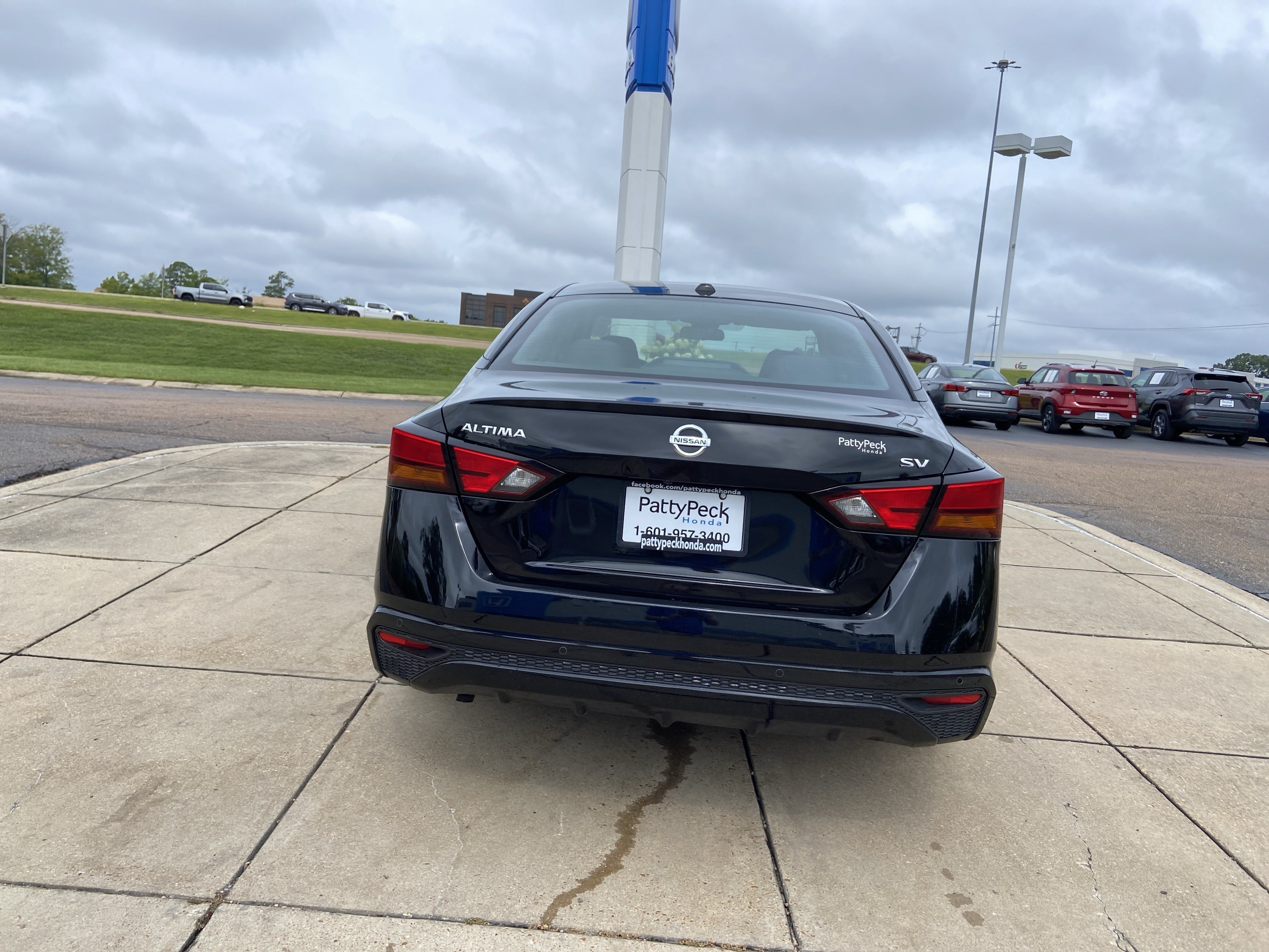 Used 2022 Super Black Nissan 2.5 SV image 10
