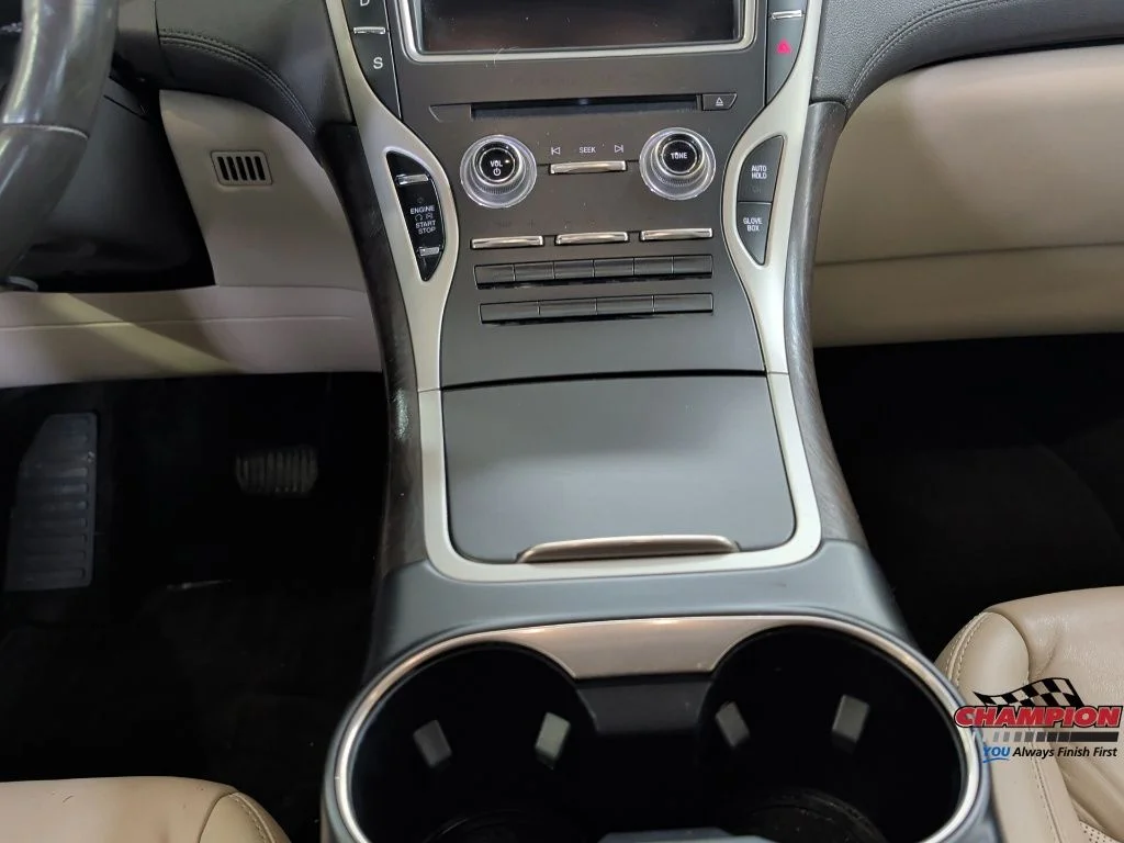 Used 2019 Brown Lincoln Select image 21