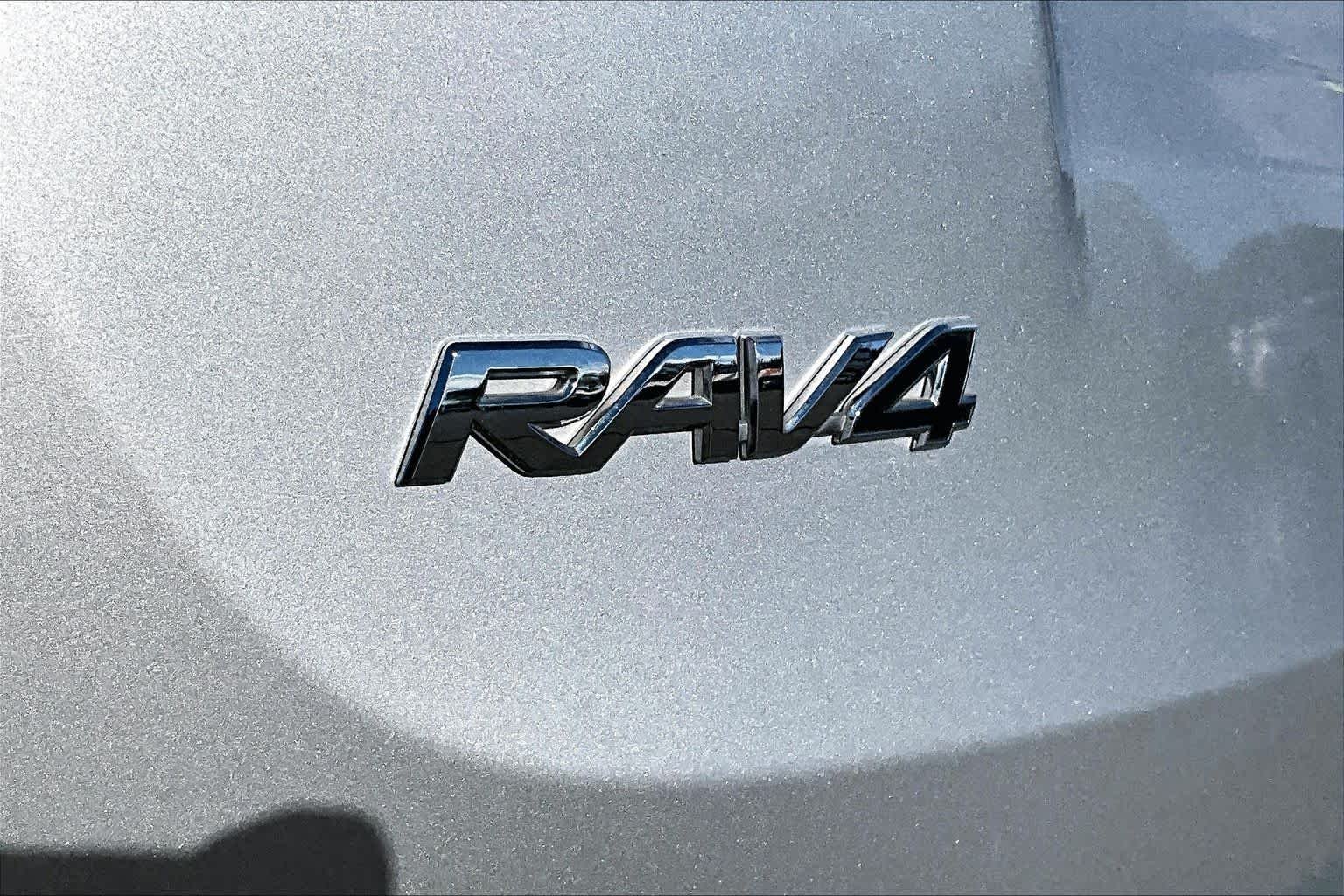 Used 2015 Classic Silver Metallic Toyota XLE image 30