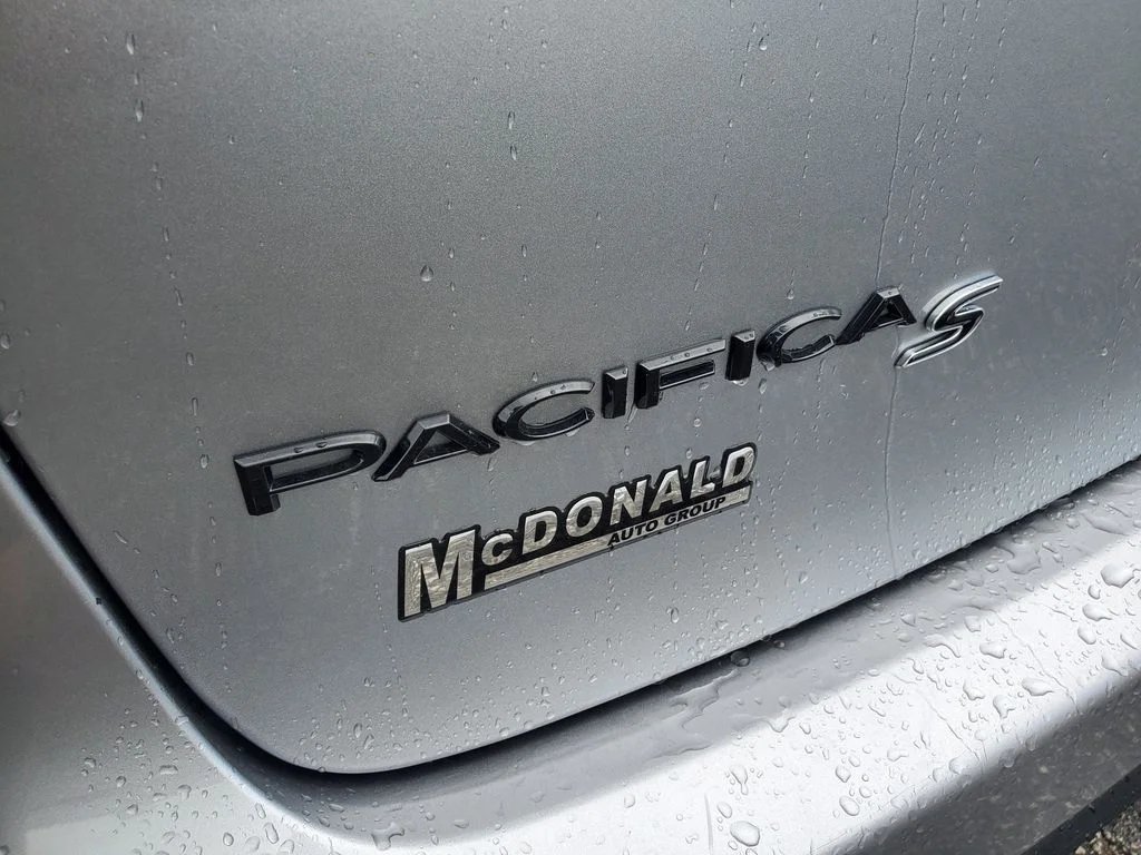 Used 2019 Silver Chrysler Limited image 40