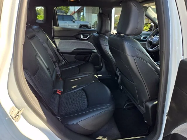 Used 2024 White Jeep Latitude image 20