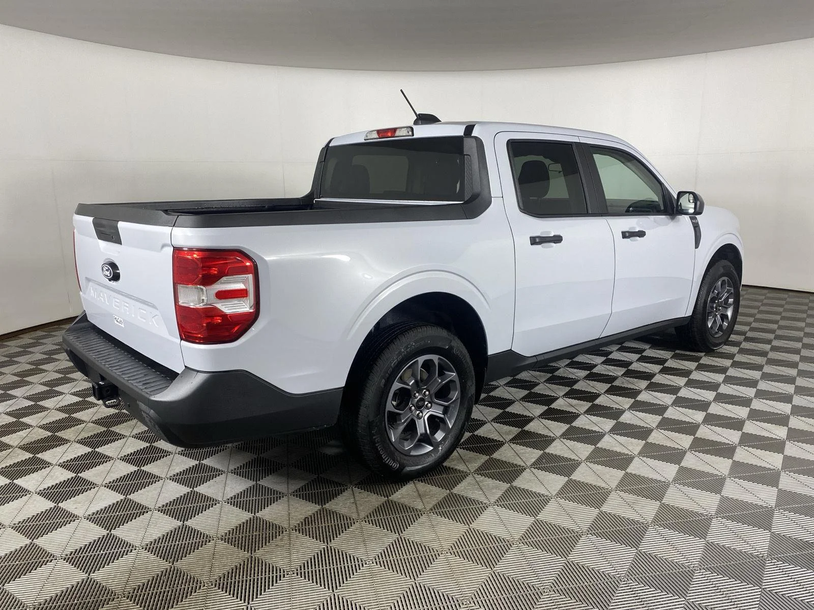 New 2025 Space White Metallic Ford XLT image 7