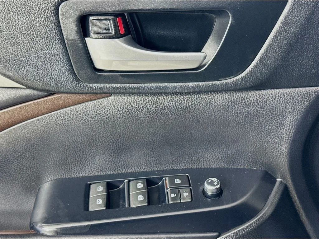 Used 2018 Gray Toyota XLE image 21