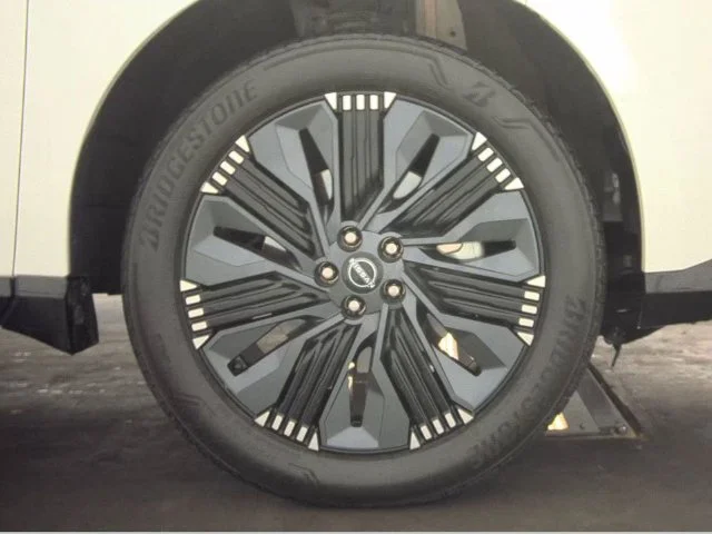 Used 2026 White Nissan Platinum image 7