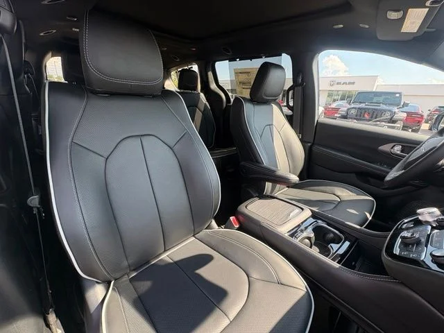 New 2027 Diamond Black Crystal Pearl-Coat Exterior Paint Chrysler Limited image 10