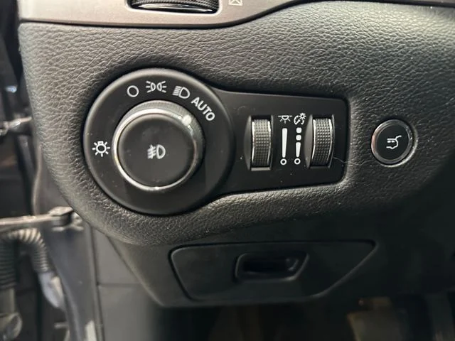 Used 2022 Gray Jeep Limited image 23