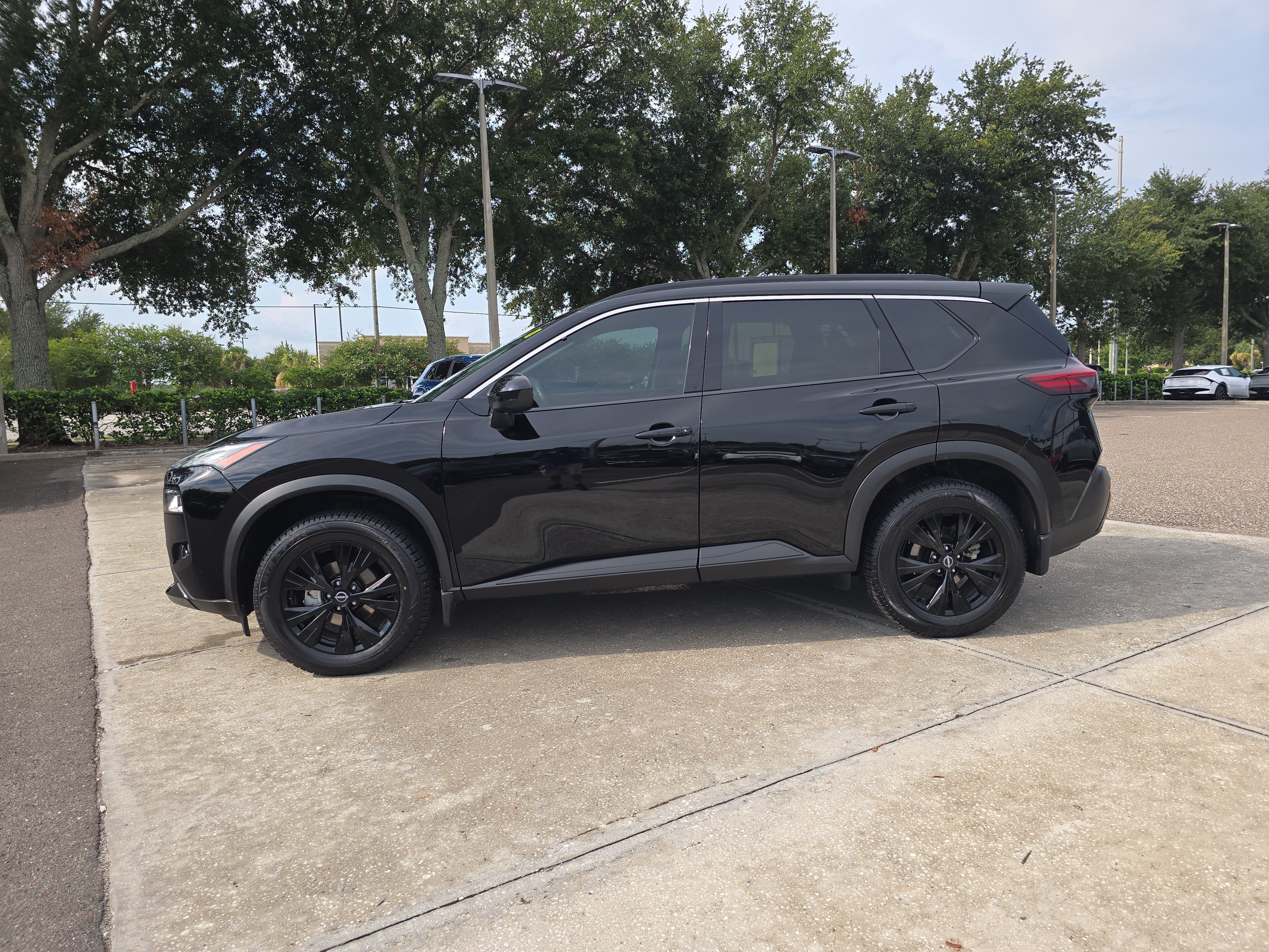 Used 2023 Super Black Nissan SV image 5