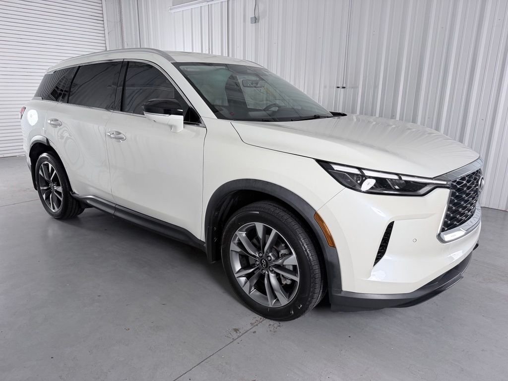 Used 2023 White INFINITI LUXE image 3