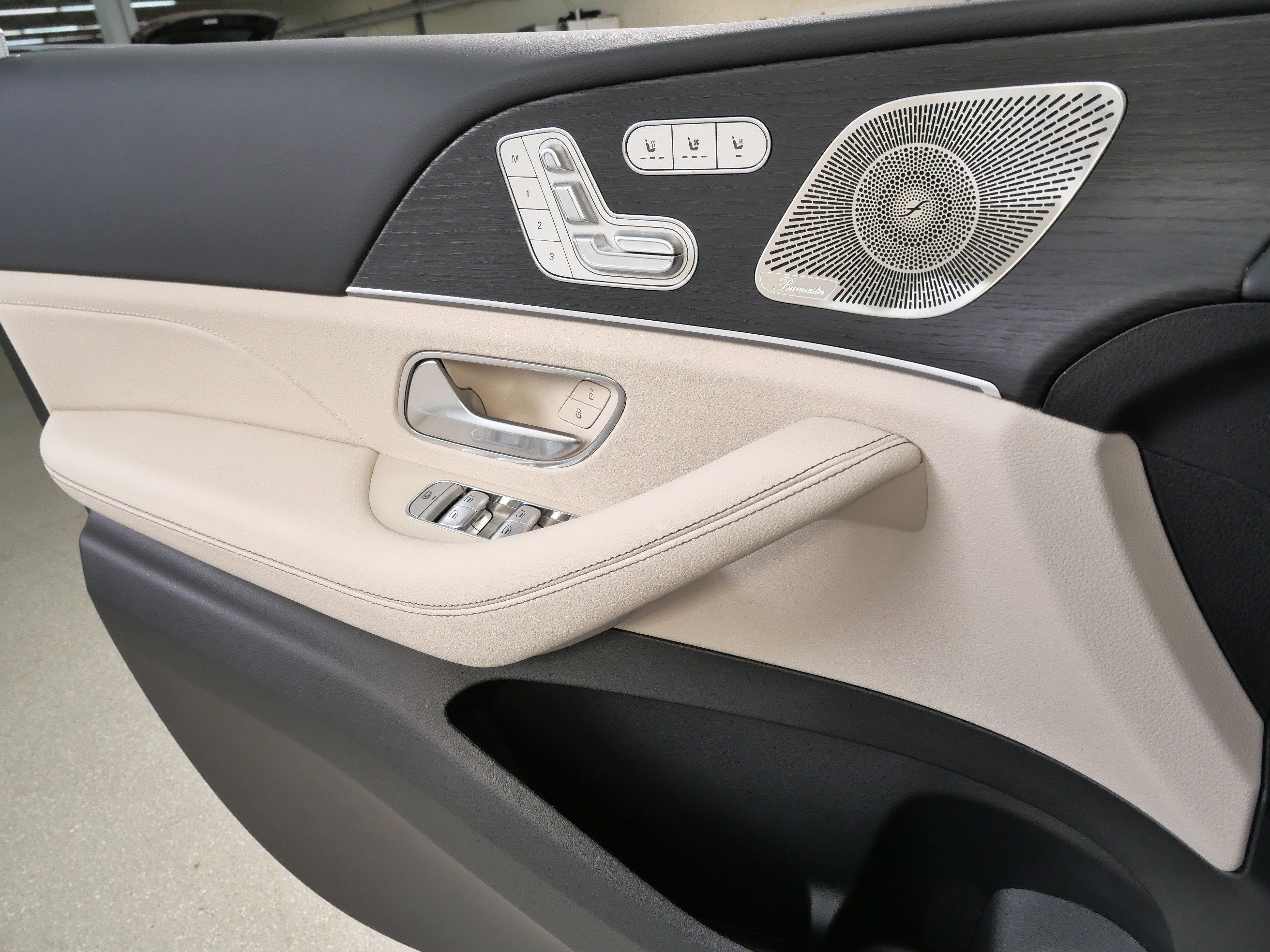 New 2026 MANUFAKTUR Moonlight White Metallic Mercedes-Benz GLE 350 image 13