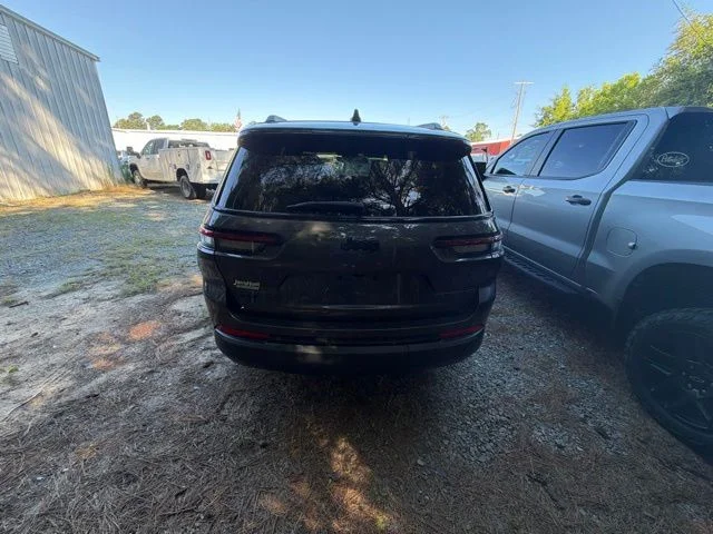 Used 2024 Gray Jeep Altitude image 5