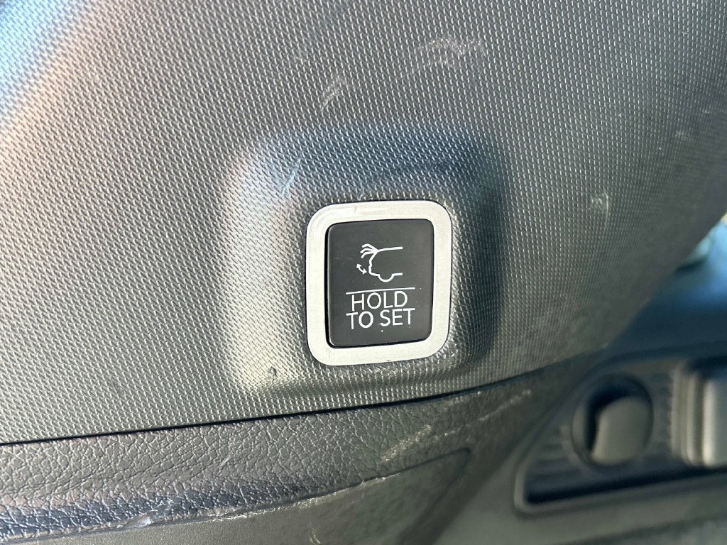 Used 2022 White Jeep Overland image 12