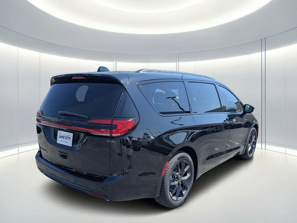 New 2026 Diamond Black Crystal Pearl-Coat Exterior Paint Chrysler Select image 4