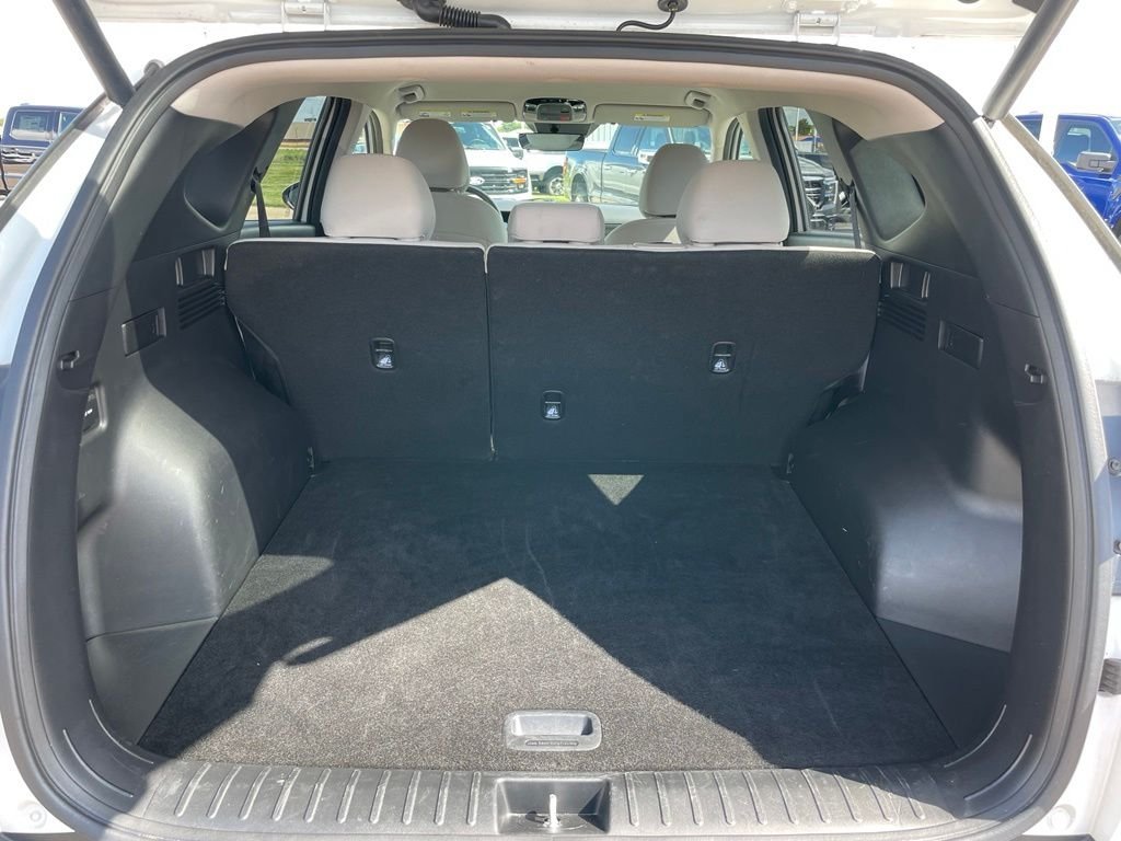 Used 2025 White Hyundai SEL image 27