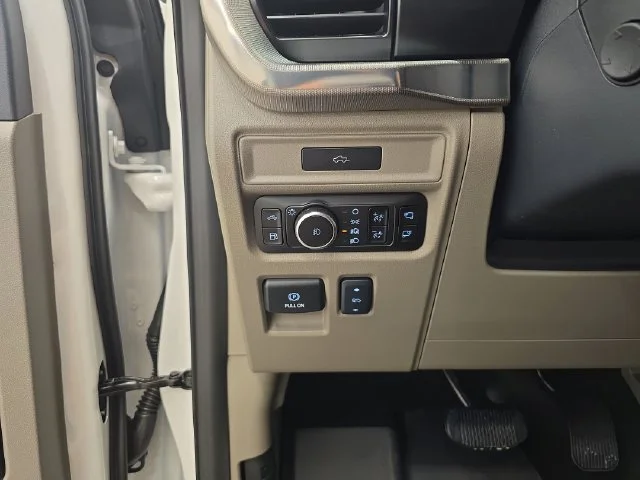 New 2026 Star White Metallic Tri-Coat Ford Platinum® image 43
