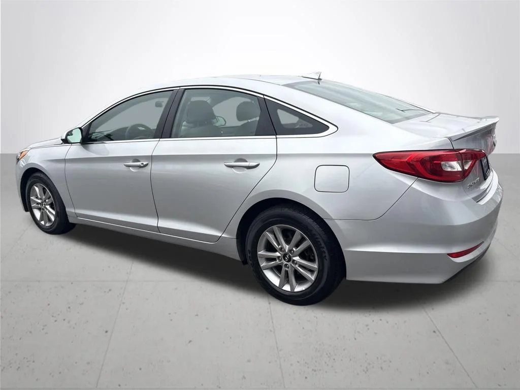 Used 2016 Silver Hyundai SE image 9