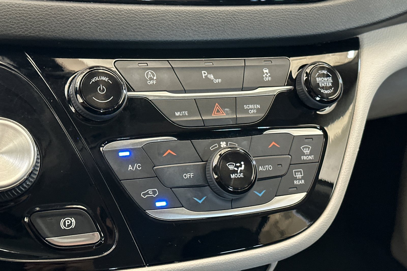 Used 2019 Black Chrysler Touring L image 22