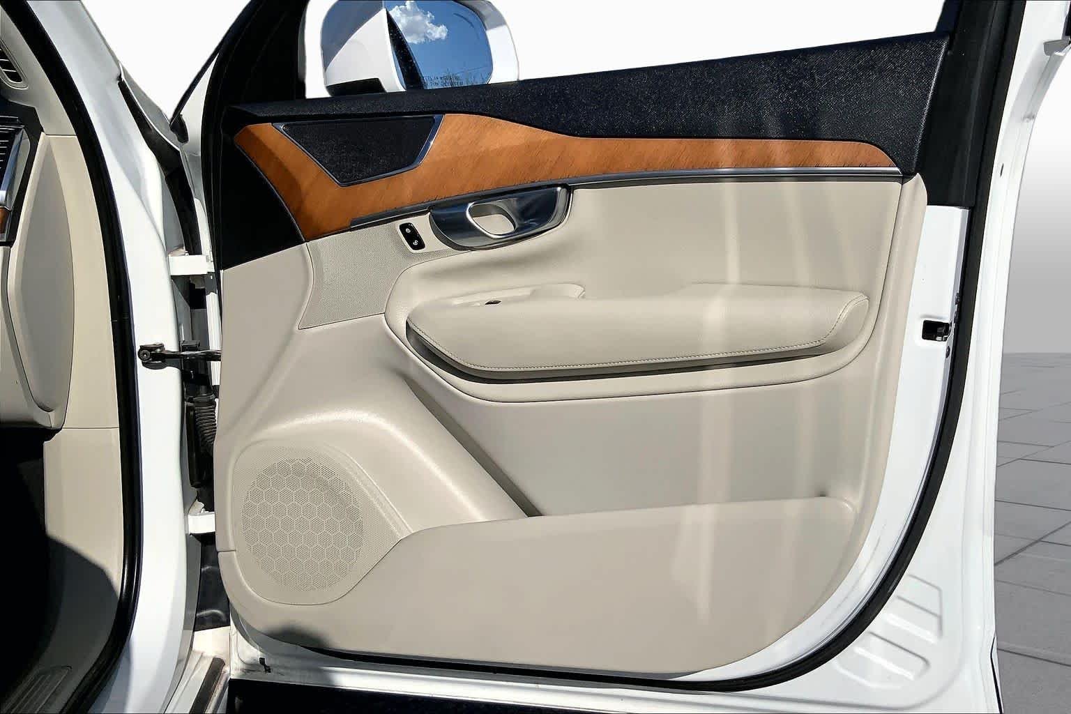 Used 2022 Crystal White Metallic Volvo Momentum image 20