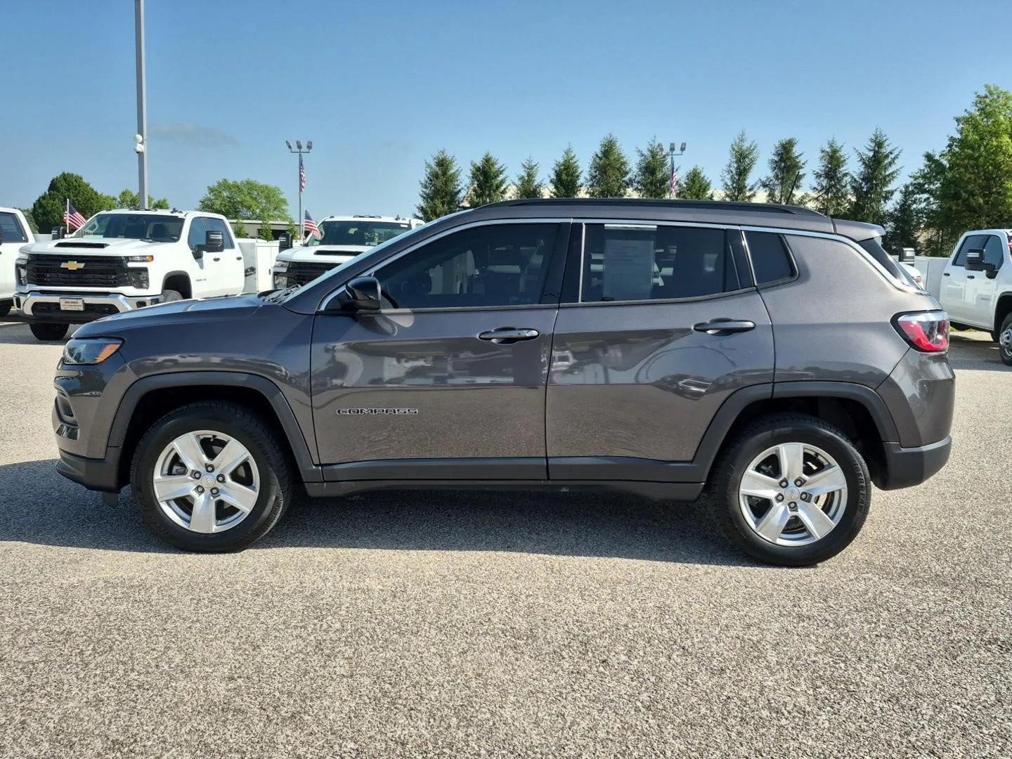 Used 2022 Granite Crystal Metallic Clearcoat Jeep Latitude image 8