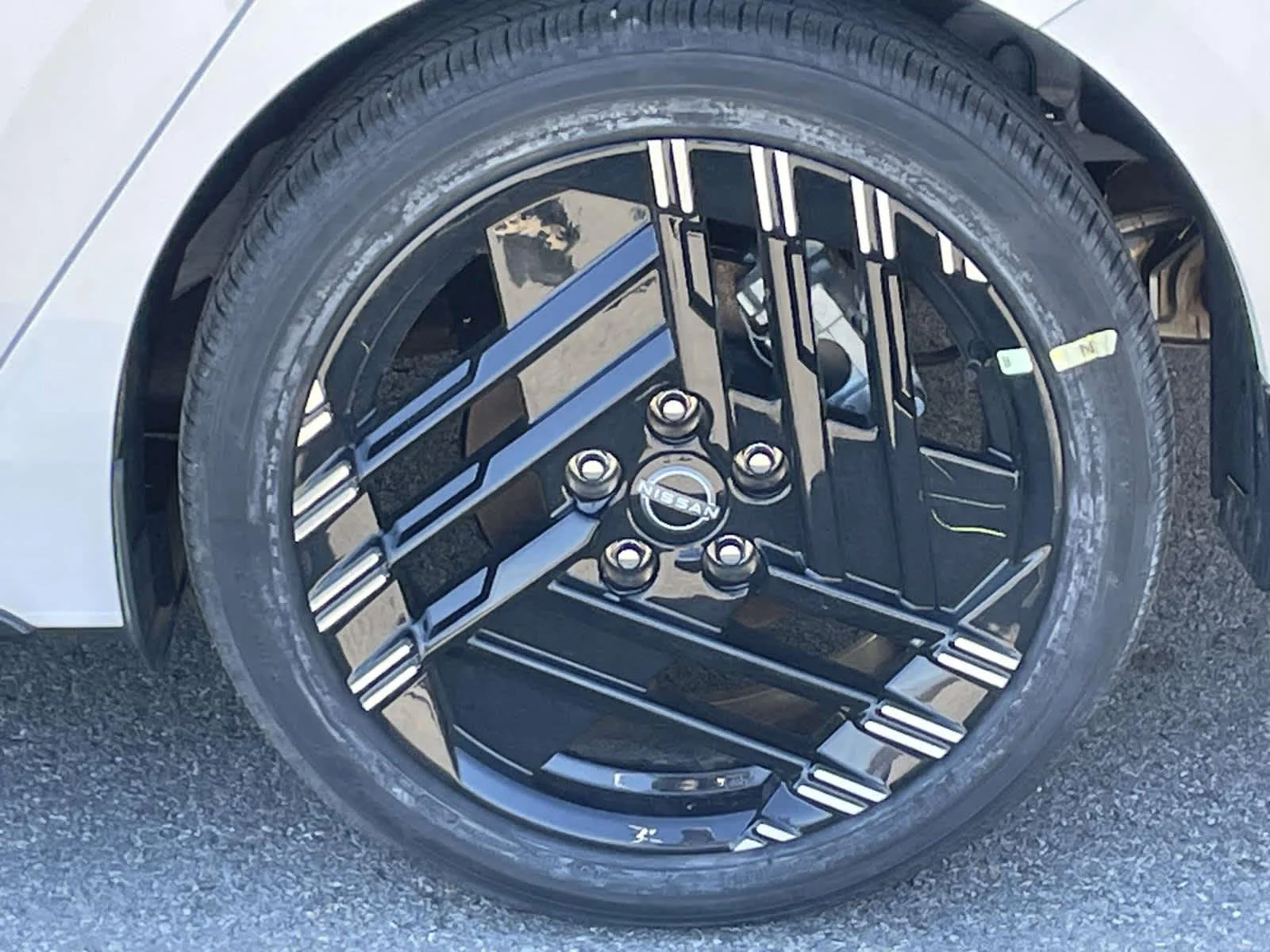 New 2026 Aspen White Tricoat/Super Black Nissan SR image 16