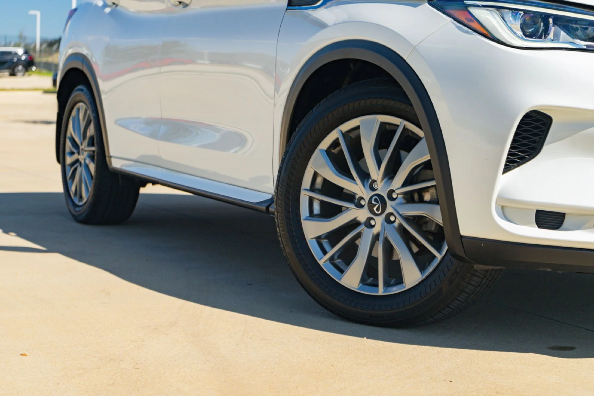Certified Used 2025 White INFINITI LUXE image 2