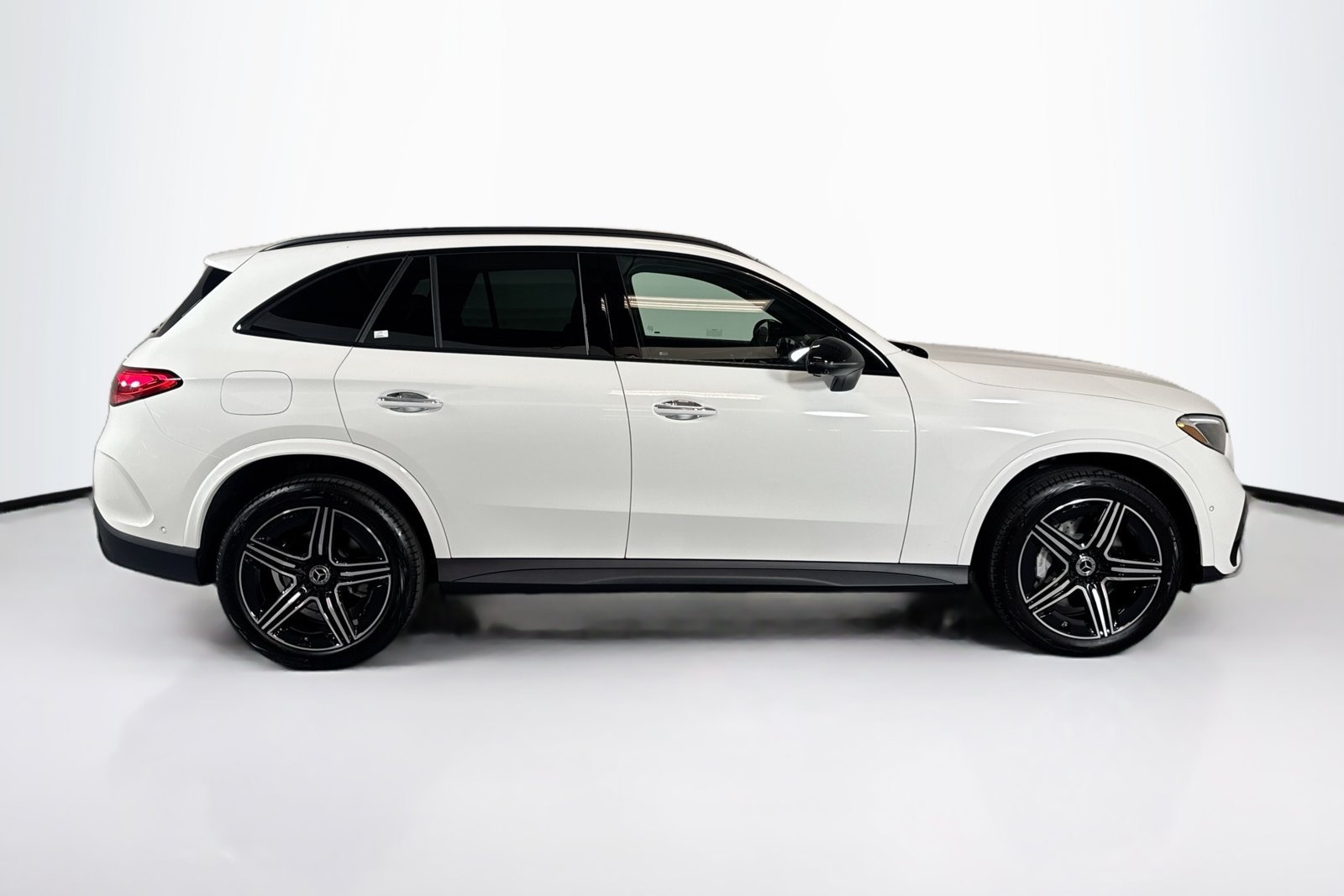 New 2026 Polar White Mercedes-Benz GLC 300 image 4