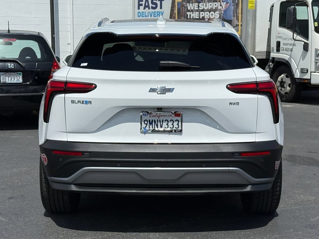 Used 2024 Summit White Chevrolet LT image 8